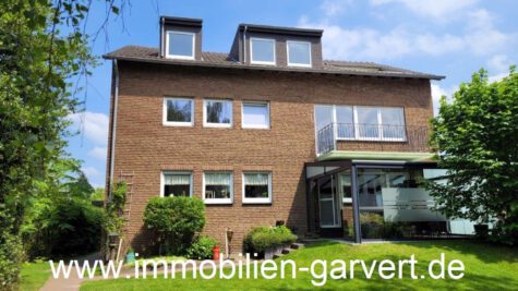 Dreifamilienhaus! Großer Garten und Wintergarten, Balkon, Loggia, Stellplätze, am Ortsrand in Rhade, 46286 Dorsten-Rhade, Mehrfamilienhaus